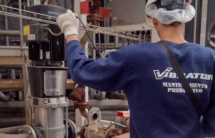 Técnico de VIBRATOR midiendo vibraciones en una bomba industrial